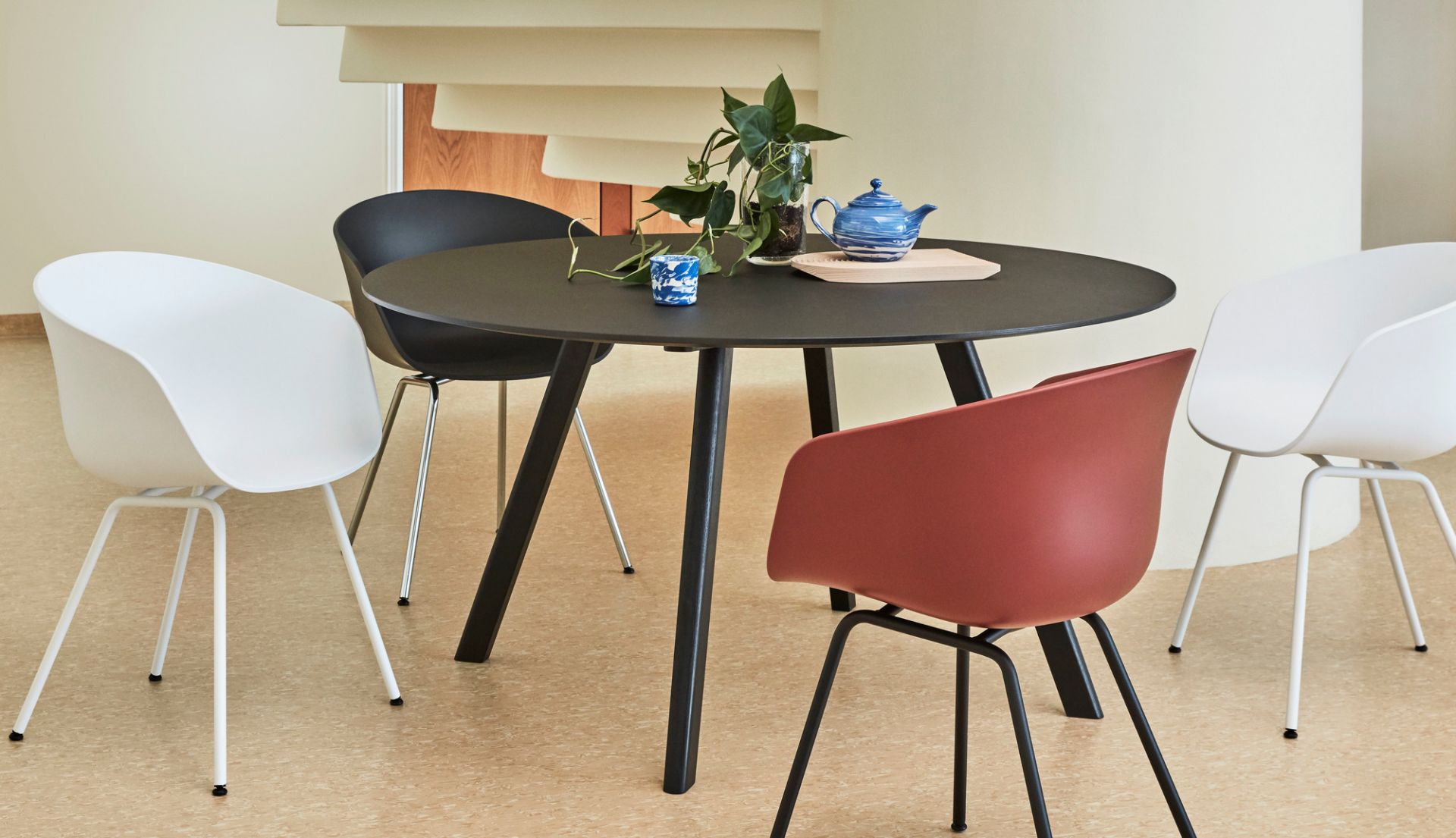 Runder Copenhague Table CPH 25 Tisch von Hay, Durchmesser 140 cm, mit Teekanne und Stühlen.