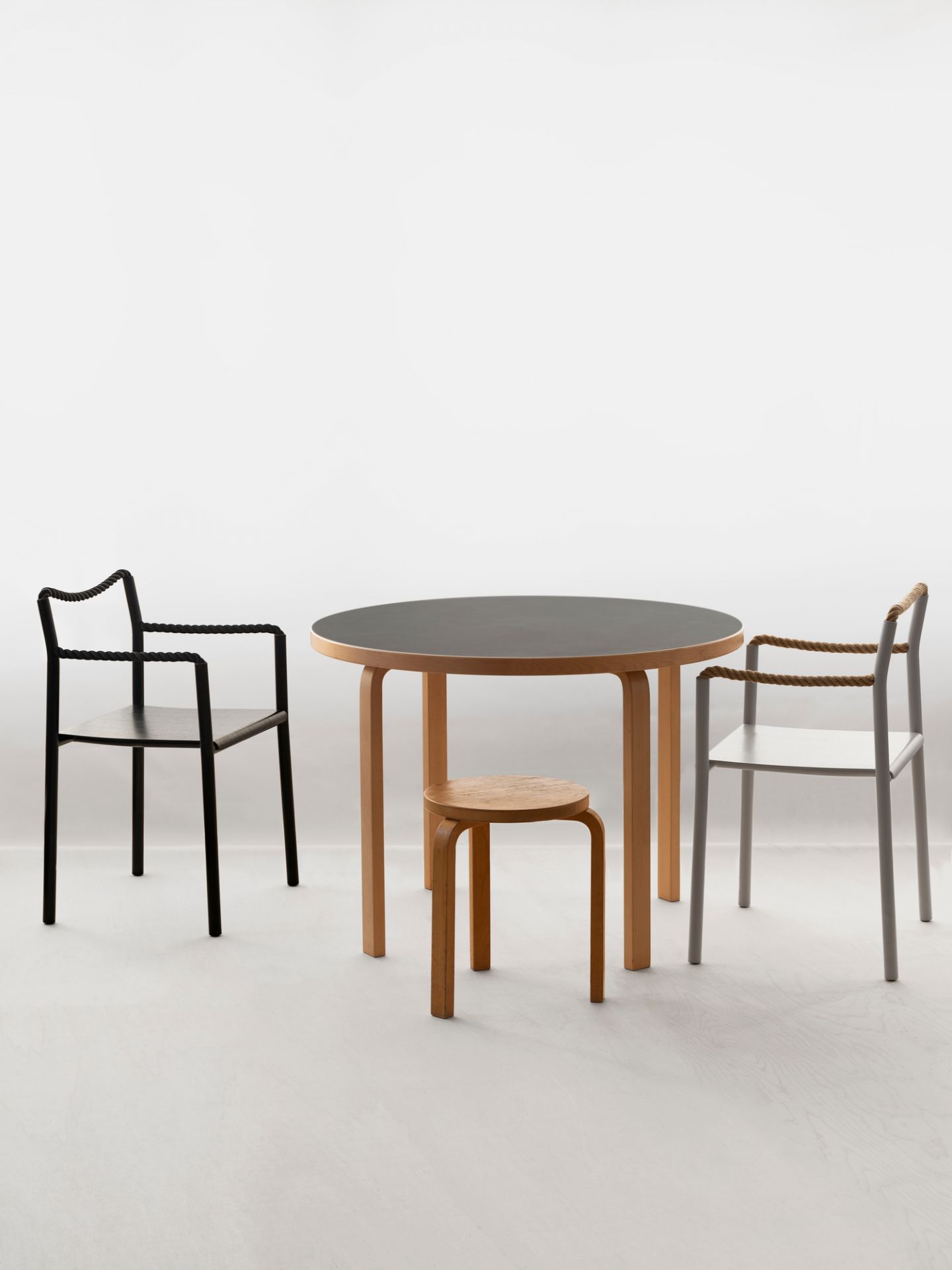 Artek Rope Chair Stuhl mit Tisch und Hocker, modernes skandinavisches Design für Esszimmer und Wohnbereich.