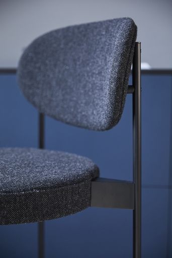 Detailaufnahme des Verpan Series 430 Barhockers mit grauem Stoffbezug und Rückenlehne, modernes Design für Küche und Bar.