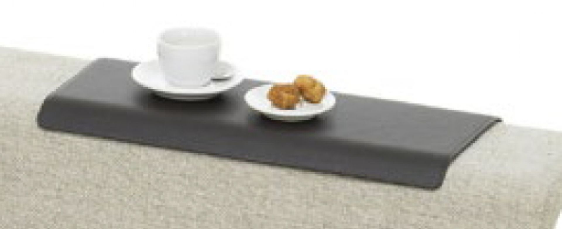 Graues Vitra Sofa Tray Tablett auf einer Couch mit Tasse und Gebäck.