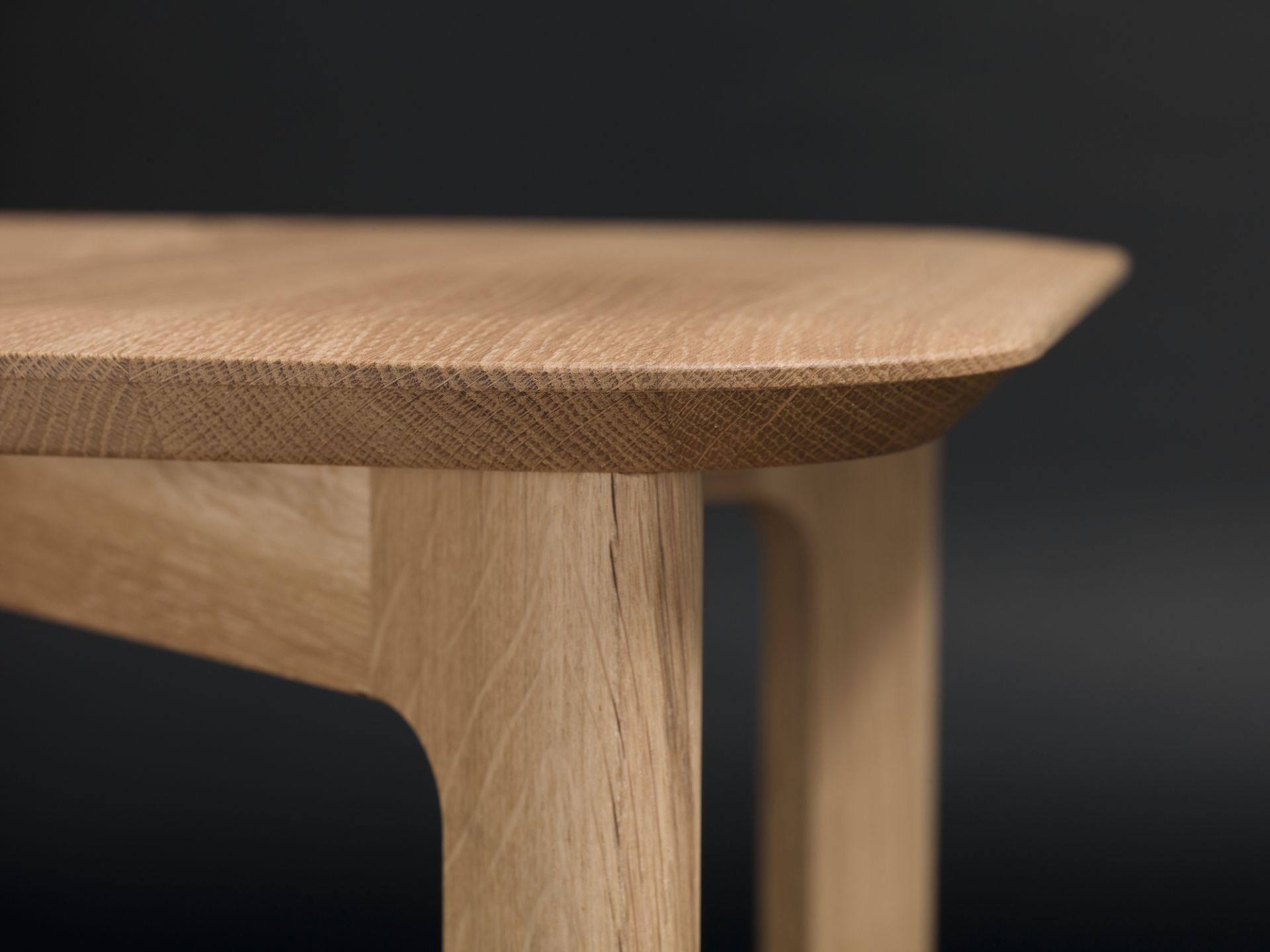 Detailaufnahme: 1.3 Chair Holzstuhl aus Eiche, Zeitraum Möbeldesign, natürliche Holzmaserung.