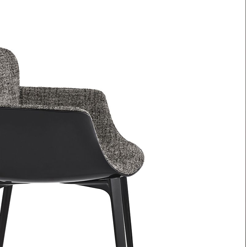 Detailaufnahme des KN06 Stuhls von Knoll International mit grau melierter Stoffpolsterung und schwarzem Gestell.
