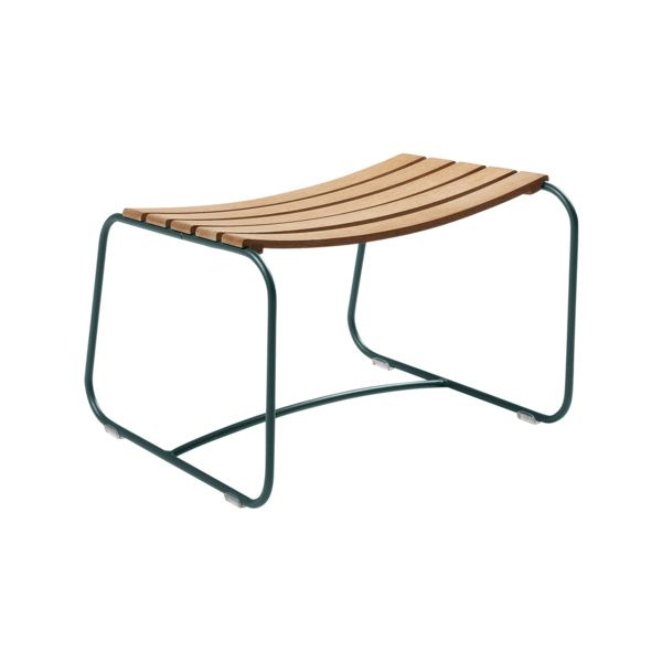 Surprising Fermob Outdoor Fußhocker: Moderner Hocker mit Holzlatten und grünem Metallgestell für Garten und Terrasse.