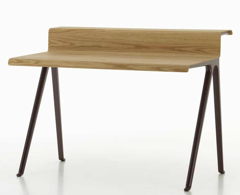 Vitra Courier Schreibtisch aus hellem Holz mit braunen Beinen, modernes Design für Büro und Arbeitszimmer.