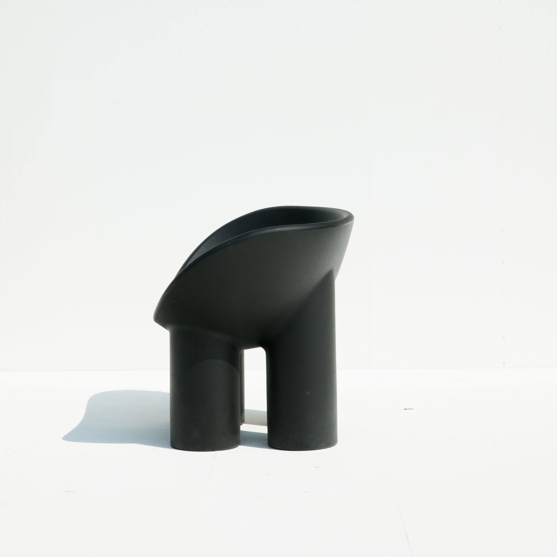 Driade Roly Poly Sessel in Anthrazit, moderner Designstuhl für Wohnzimmer und Garten.