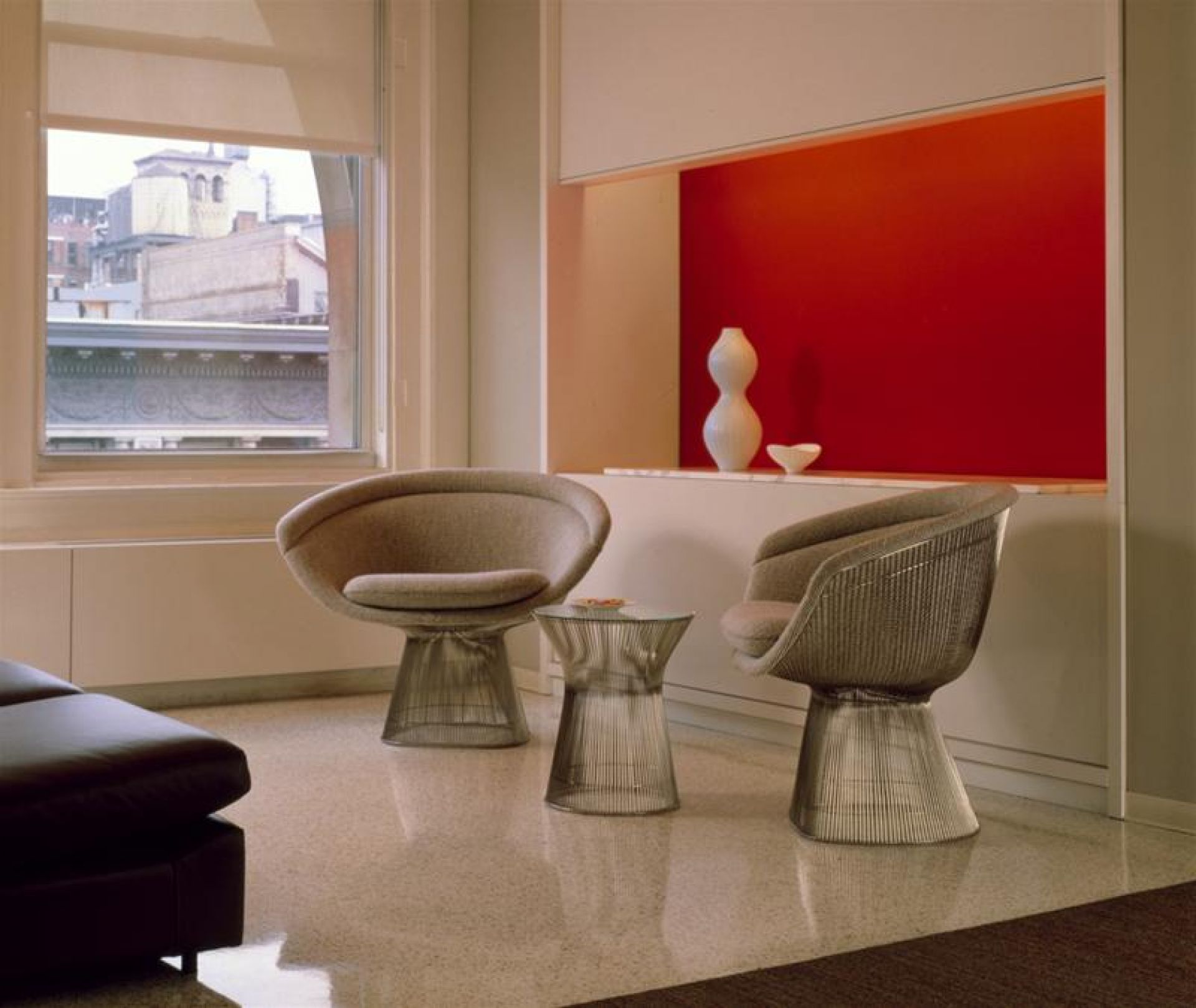 Zwei Platner Sessel von Knoll International mit Drahtgestell und passendem Beistelltisch in modernem Wohnzimmer.