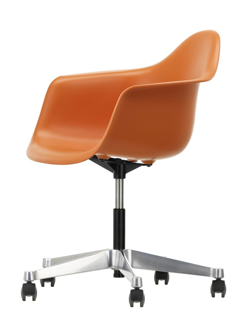 Orangefarbener Eames Plastic Arm Chair PACC Stuhl von Vitra mit Drehgestell und Rollen, seitliche Ansicht.