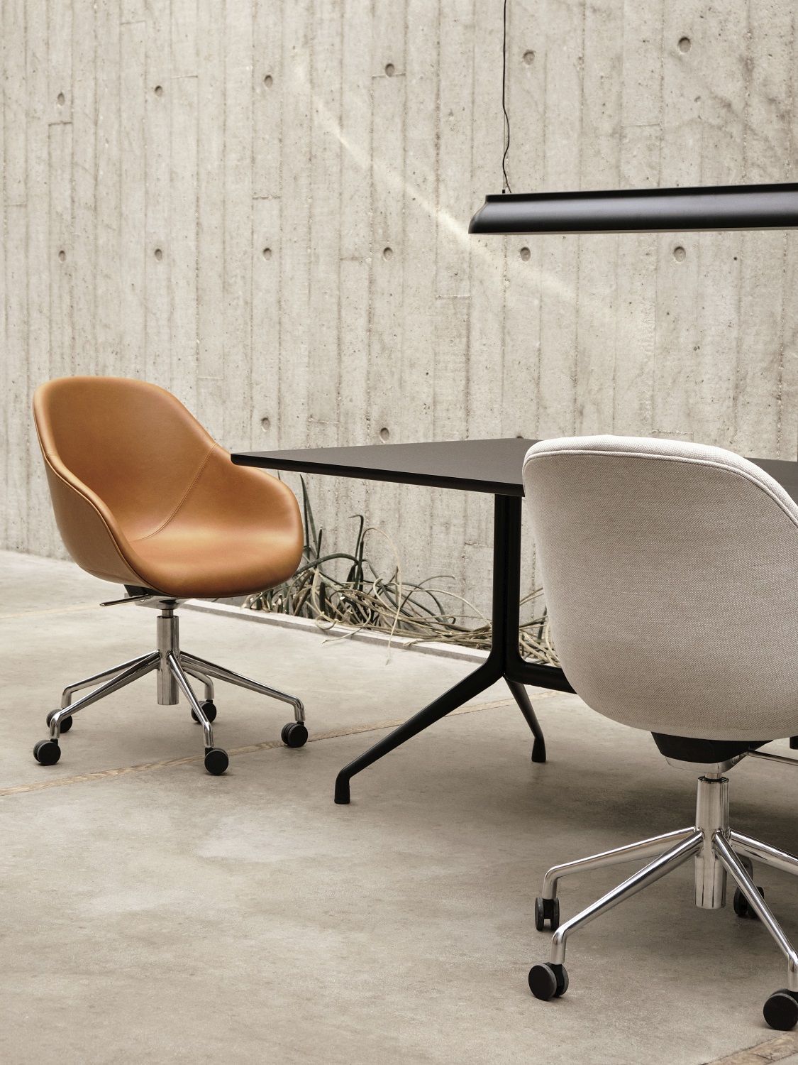 Nahaufnahme von zwei Hay About a Chair AAC 155 Soft Duo Stühlen in Braun und Grau.
