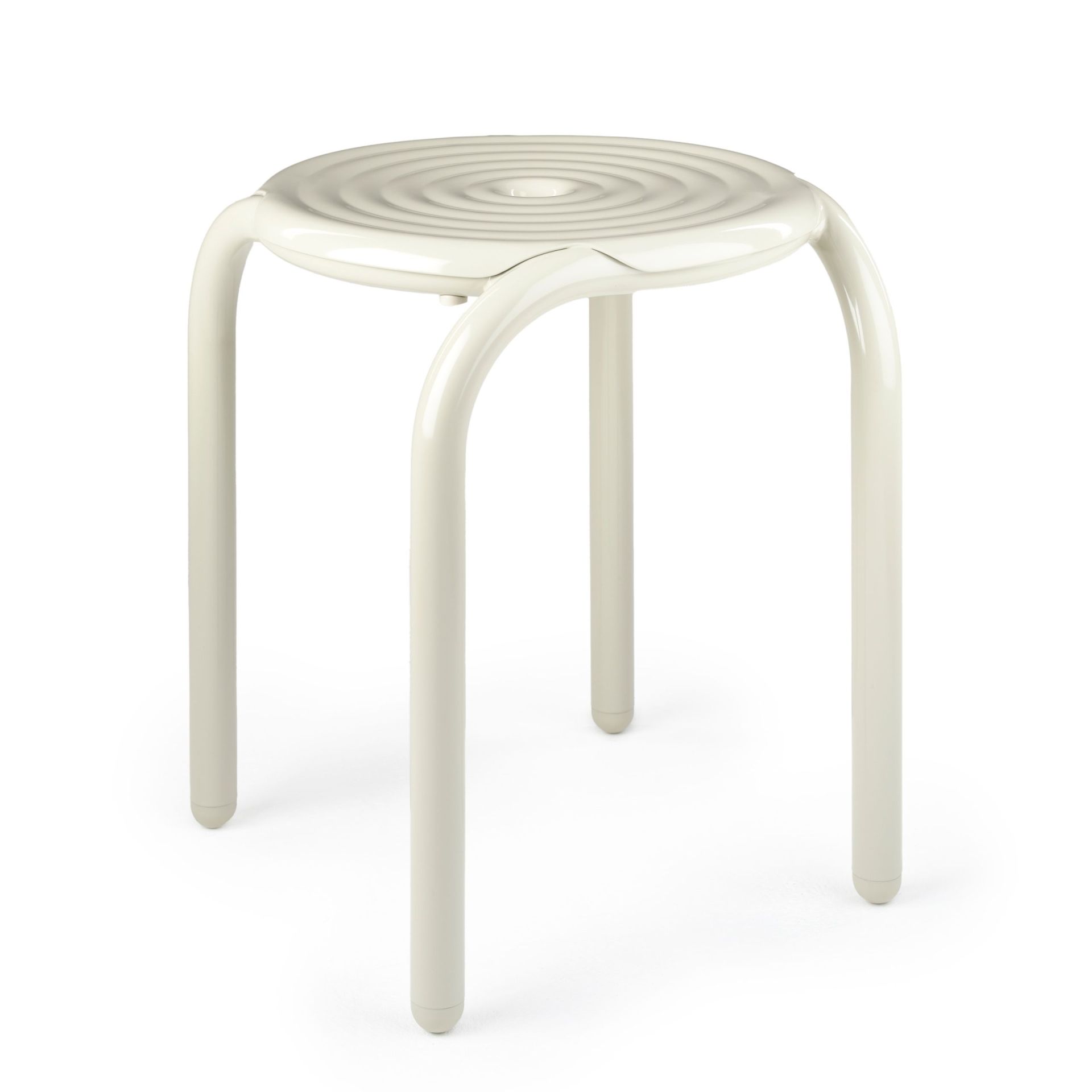 Groove Hocker von Tom Dixon in Putty: Moderner Outdoor Hocker mit geriffelter Sitzfläche.