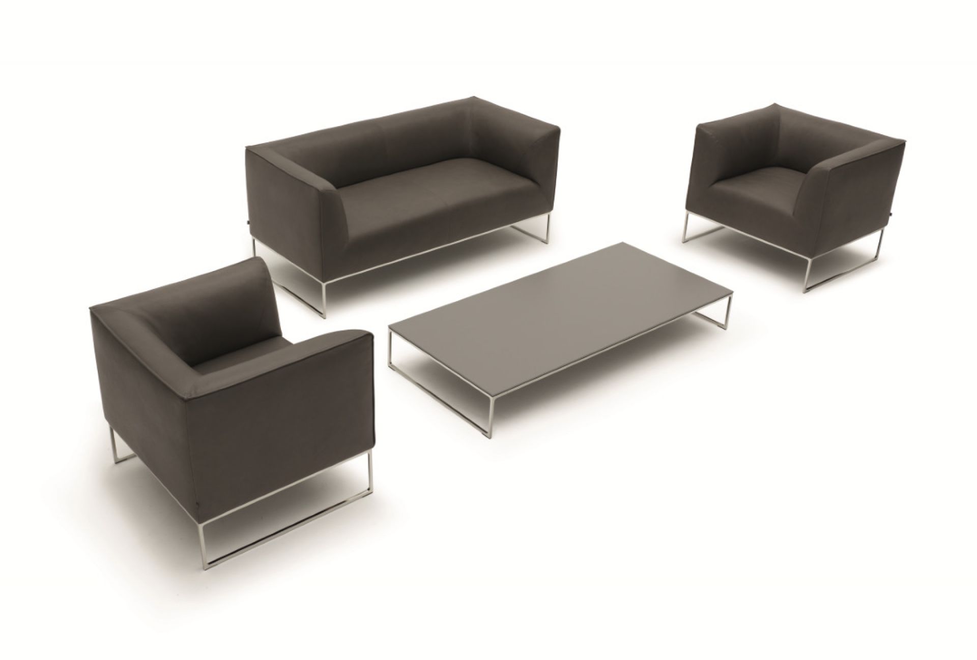 Mell Couchtisch und Sitzgruppe: Modernes Sofa, Sessel und Tisch mit Chromgestell.