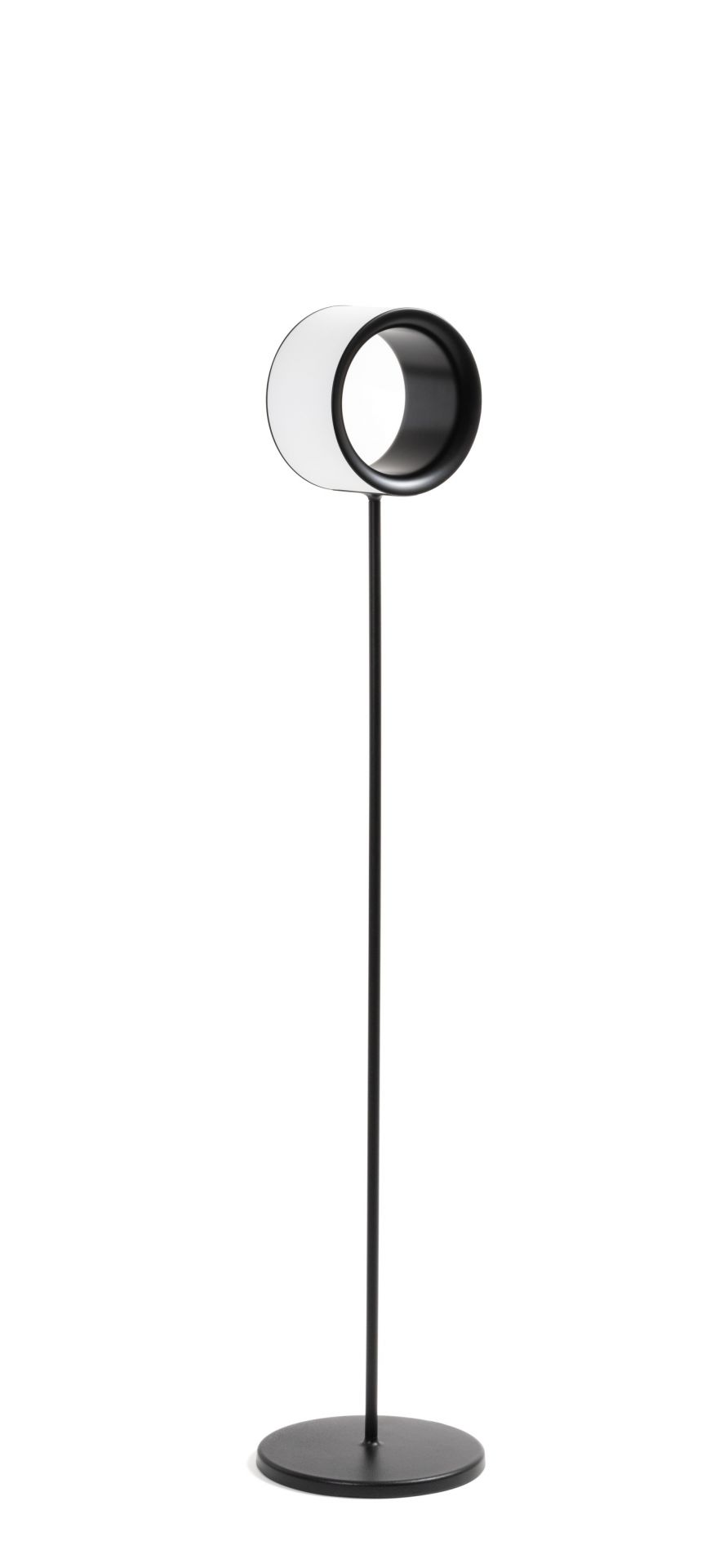 Lost Stehleuchte von Magis: Moderne Stehlampe mit kreisförmigem Lampenschirm in Schwarz und Weiß.