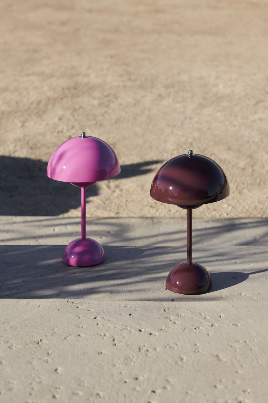 Flowerpot VP9 Tischleuchte in Tangy Pink und Dunkelrot, kabellose Akkuleuchte für den Innenbereich.
