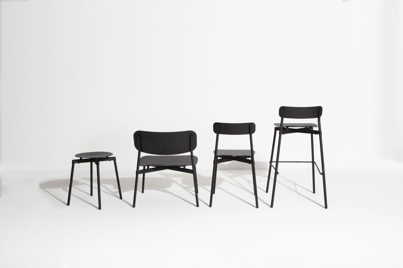 Schwarze Fromme Chair Stühle von Petite Friture, Hocker, Stuhl und Barhocker im minimalistischen Design.