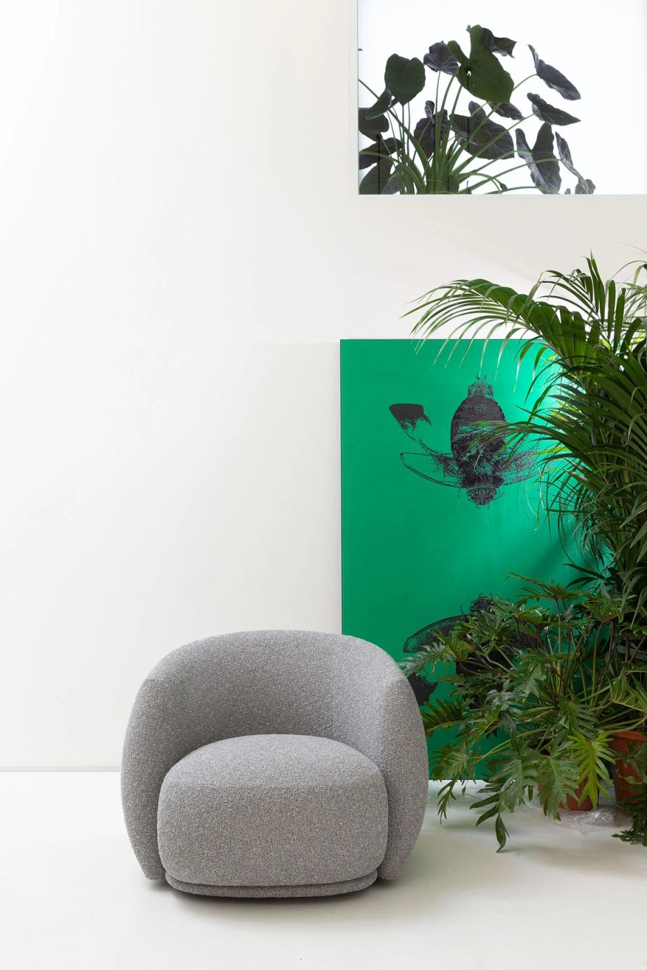 Grauer Pacific Sessel von Moroso, moderner Polstersessel mit Bouclé-Stoff und runder Form im Interieur.