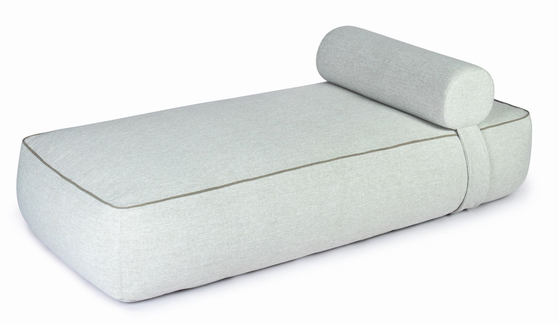 Maliha Lounge Bett Outdoor in Pebble: Moderne Gartenliege mit Rolle, hellgrauer Bezug.