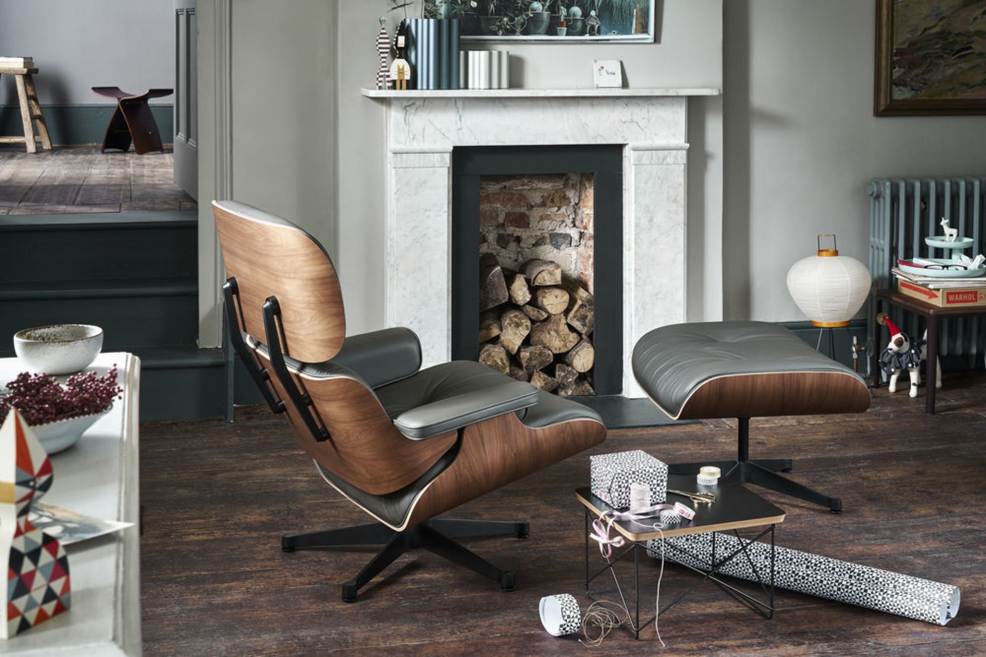Eames Lounge Chair mit Ottoman, schwarzes Premium Leder, Palisanderholz, Designklassiker für Wohnzimmer.