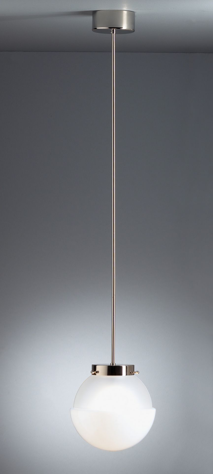 HMB 29 Pendelleuchte mit Glaskugel von Tecnolumen, 40 cm Durchmesser, modernes Design.