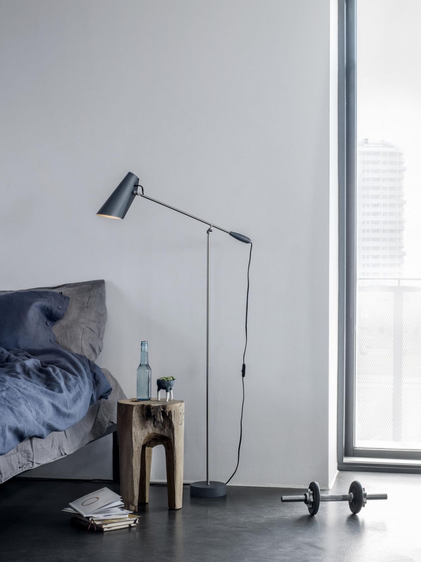 Birdy Stehleuchte von Northern im Schlafzimmer: Moderne, graue Stehlampe mit verstellbarem Arm.