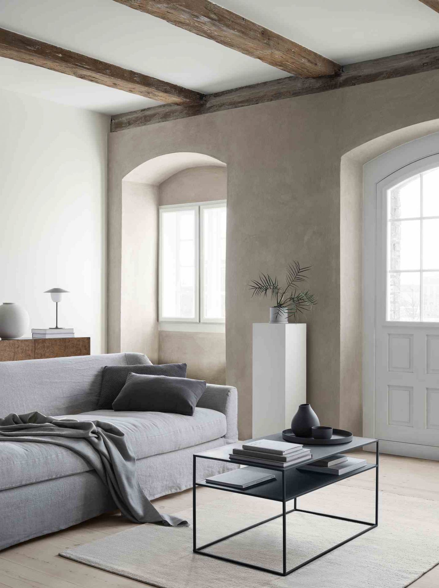 Ani Mobile LED Tischleuchte in warmgrauem Wohnzimmerambiente, moderne Akzentbeleuchtung für stilvolles Interieur.