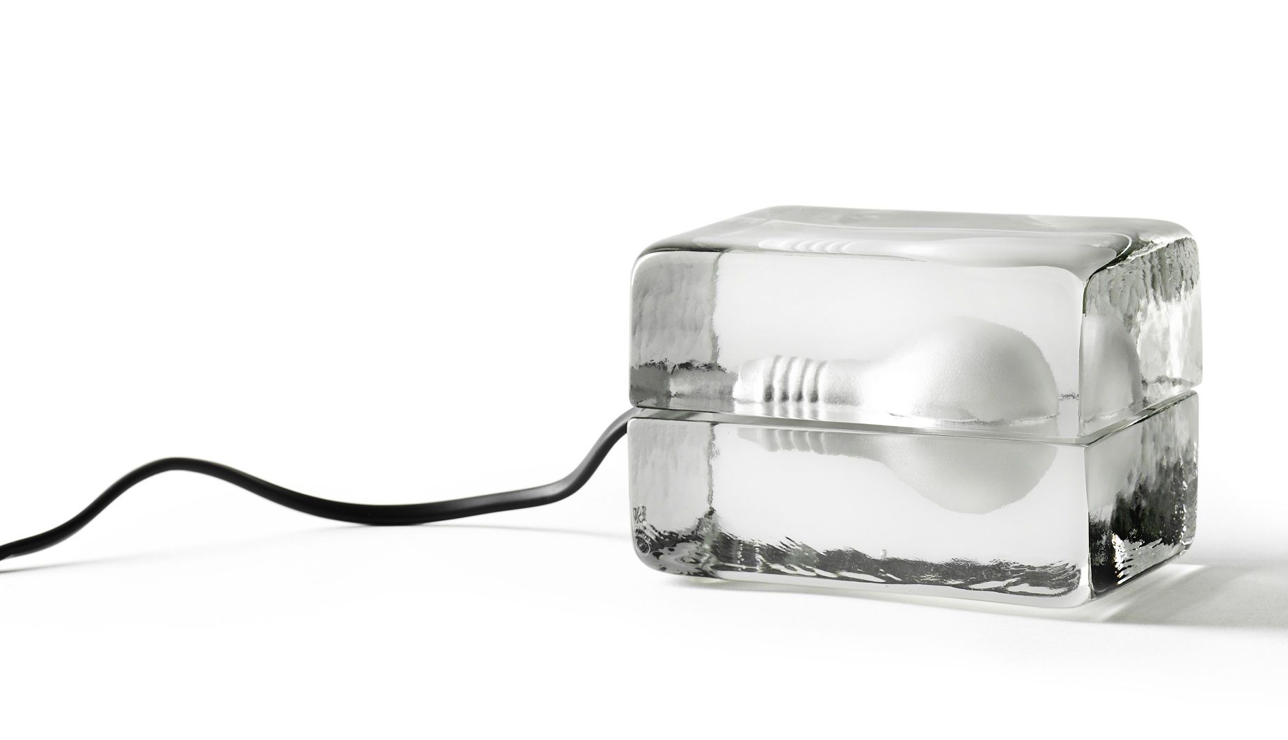 Block Lamp Mini LED Tischleuchte von Design House Stockholm, Glasblock mit Glühbirne.