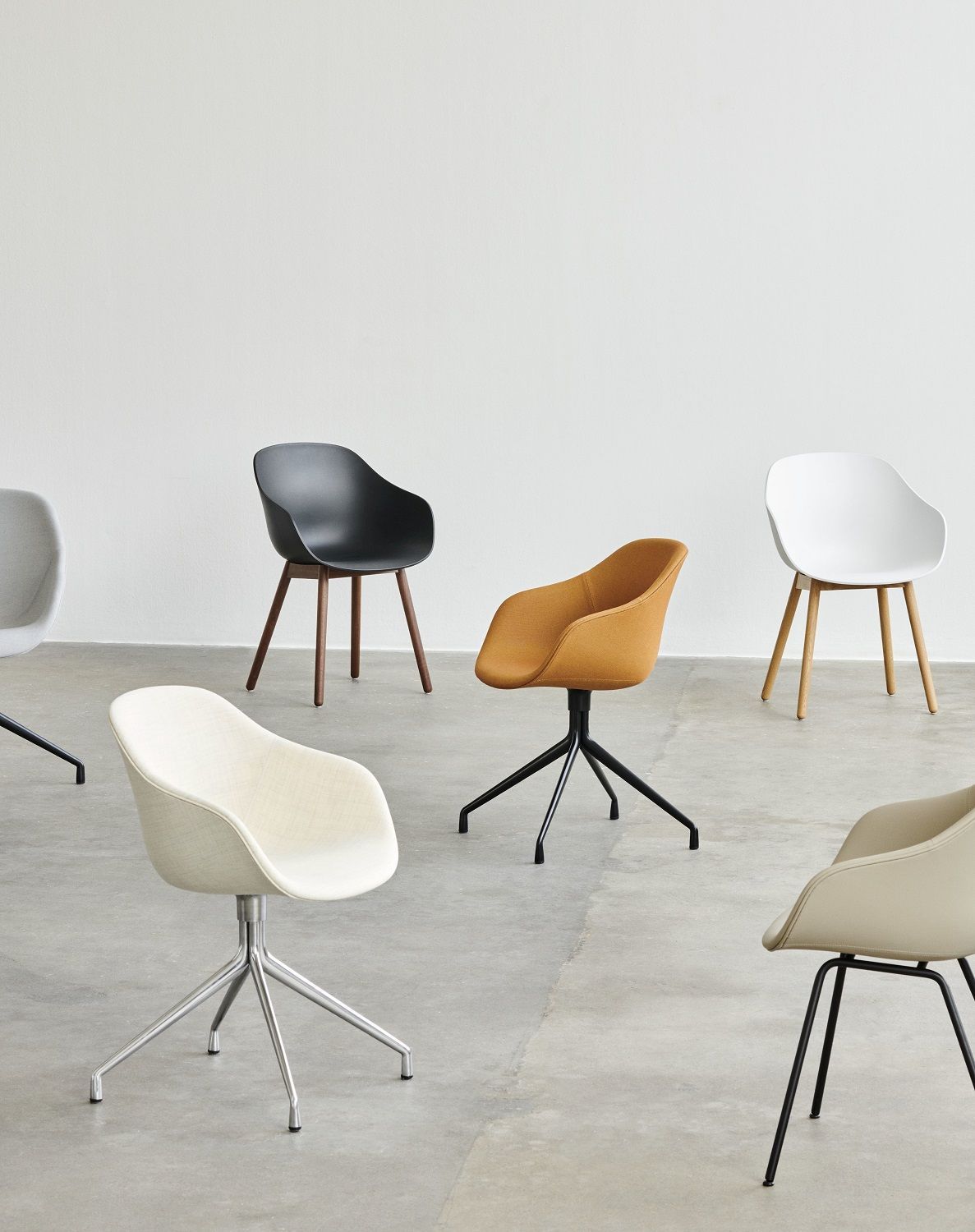 Gruppe von HAY About a Chair AAC 221 Stühlen in verschiedenen Farben und Gestellen.