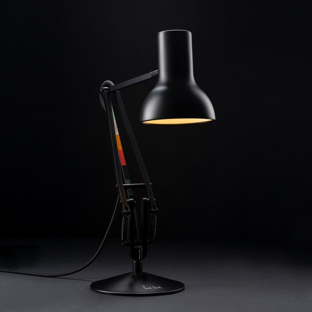 Schwarze Anglepoise Type 75 Mini Paul Smith Edition Tischleuchte mit verstellbarem Arm und warmem Licht.
