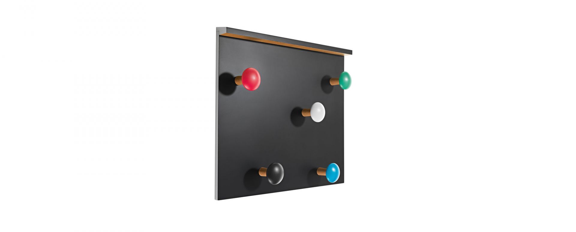 Cassina LC17 Garderobe: Schwarzes Wandpaneel mit bunten, runden Kleiderhaken aus Holz.