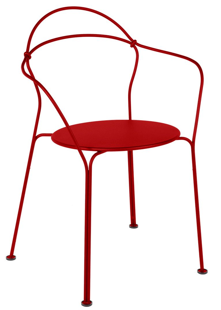 Roter Airloop Sessel von Fermob für den Außenbereich, moderner Metallstuhl mit filigranem Design.