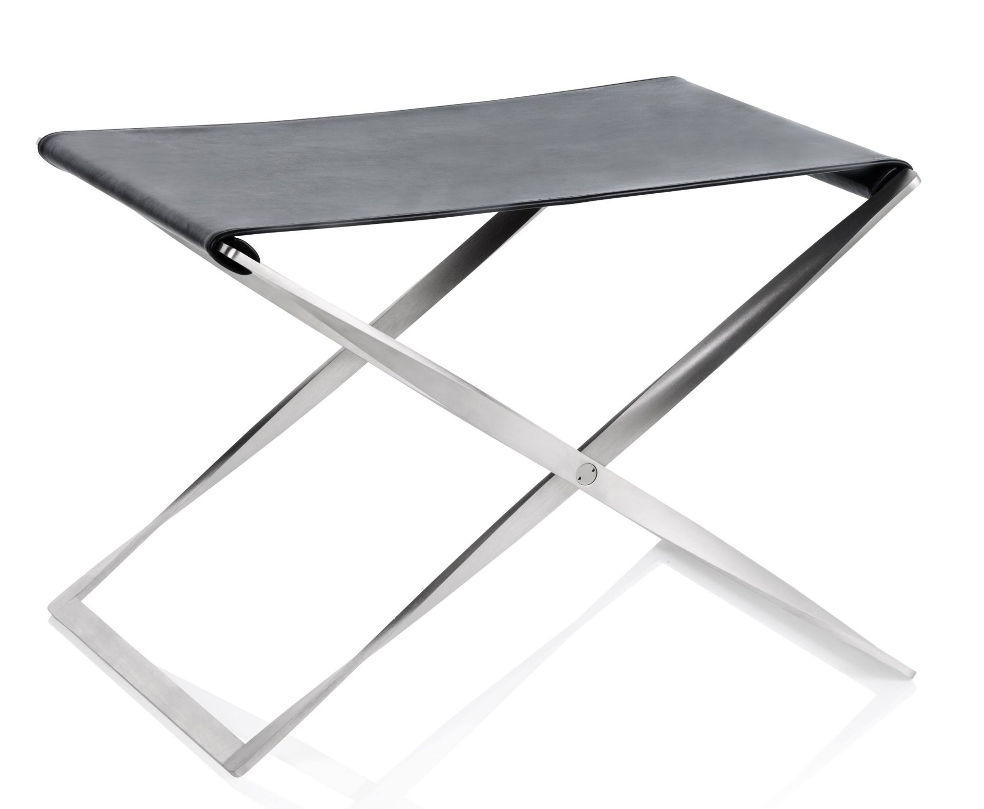 PK91 Falthocker von Fritz Hansen: Moderner Hocker mit schwarzem Leder und Edelstahlgestell.