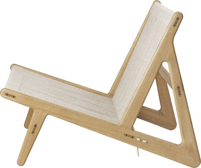 MR01 Initial Chair Sessel von Gubi: Holzrahmen mit hellem Stoffbezug, moderner Lounge Sessel.
