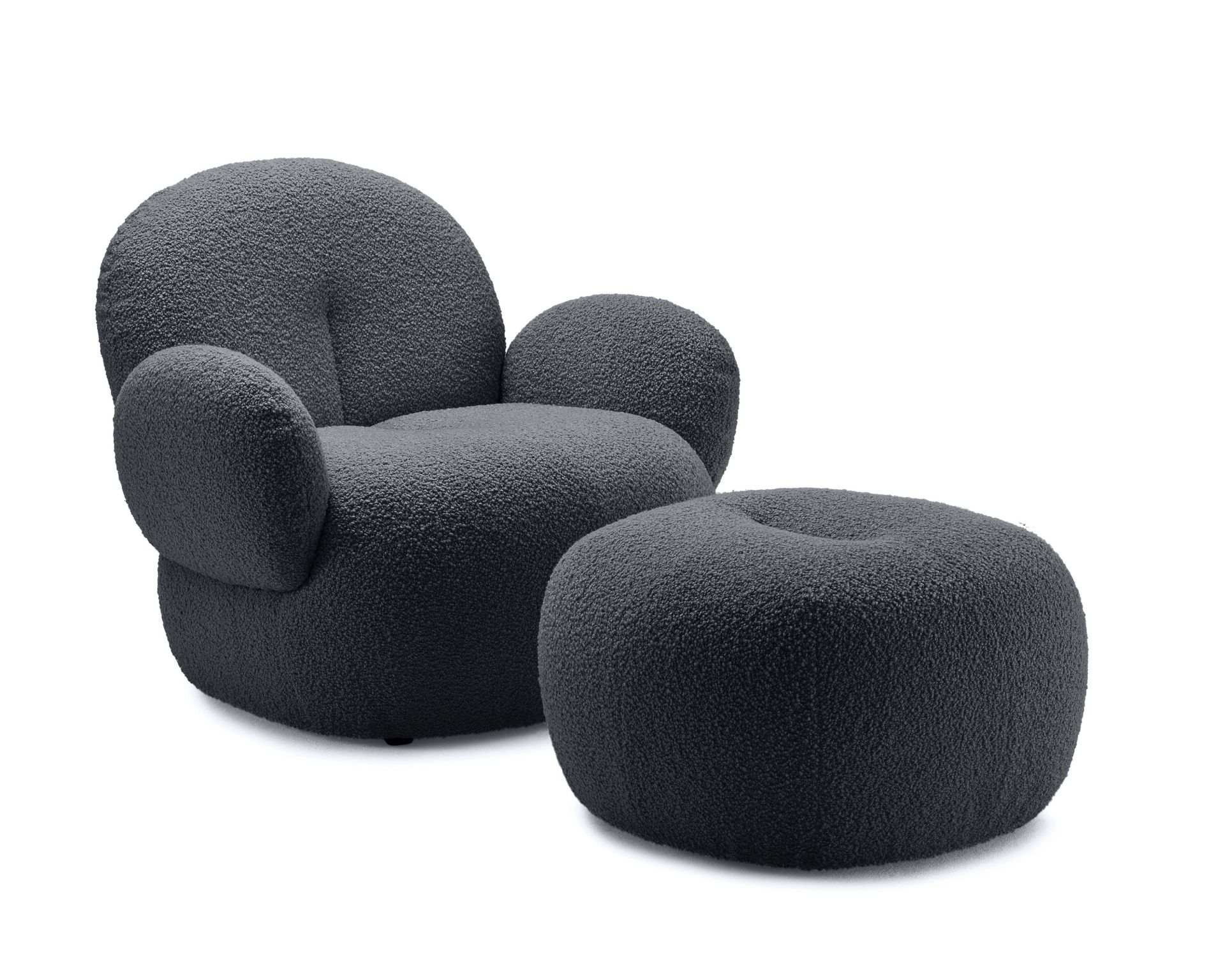 Nana Polsterhocker von Freifrau Manufaktur, grauer Sessel mit Hocker aus Bouclé-Stoff, modernes Wohnzimmer Design.