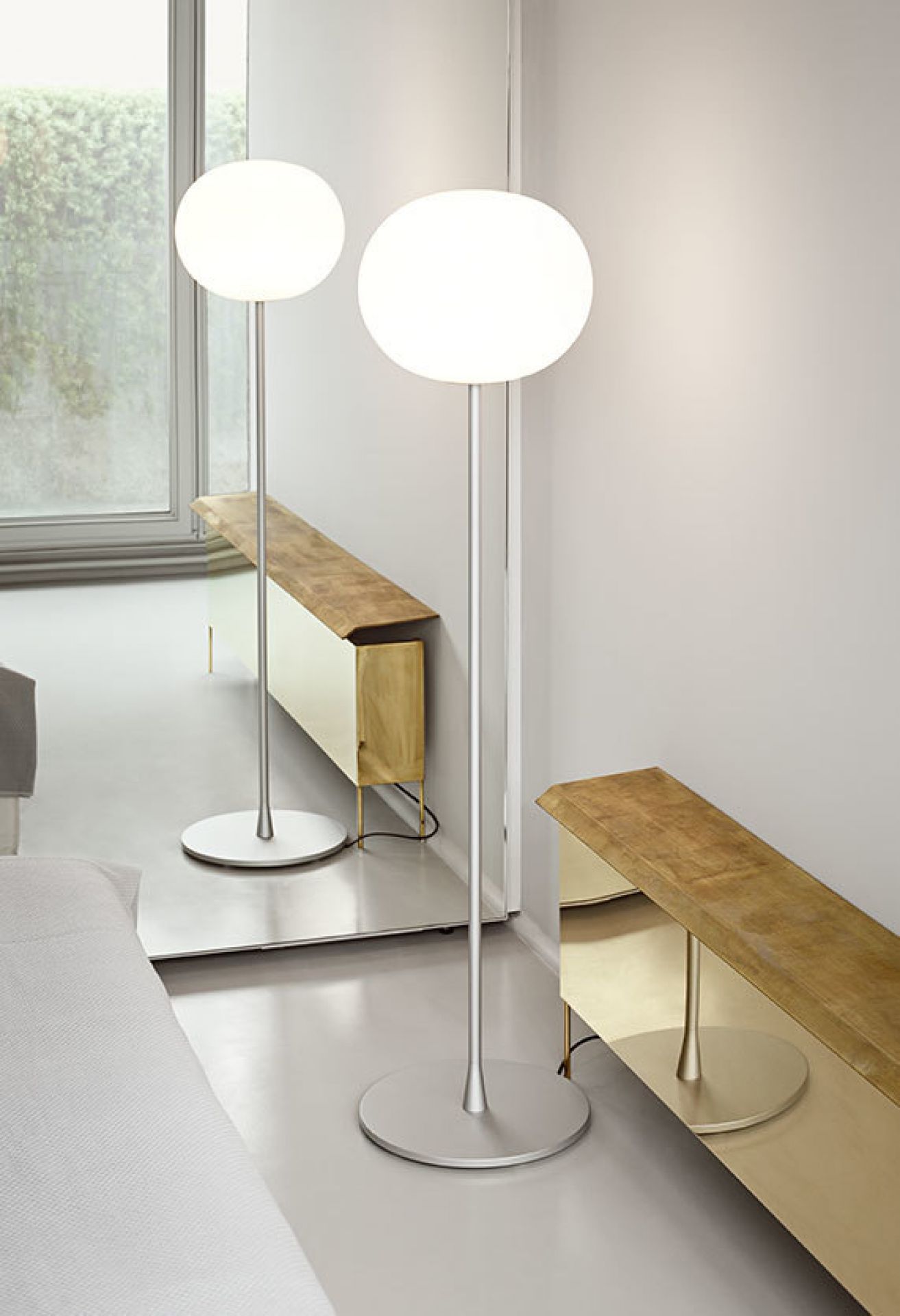 Glo Ball Stehleuchte von Flos: Moderne Stehlampe mit rundem, opalweißem Diffusor und silbernem Standfuß.
