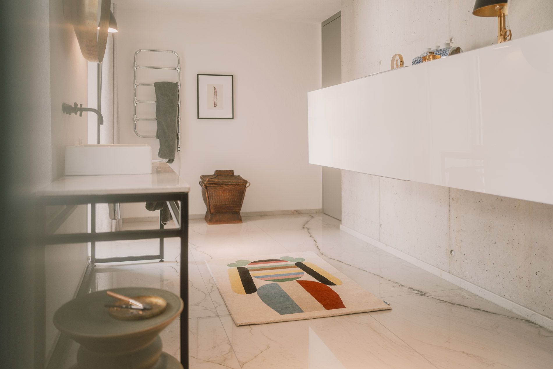 Elis Teppich im Badezimmer: Moderner Designerteppich mit geometrischen Formen in Beige, Blau, Rot und Gelb.