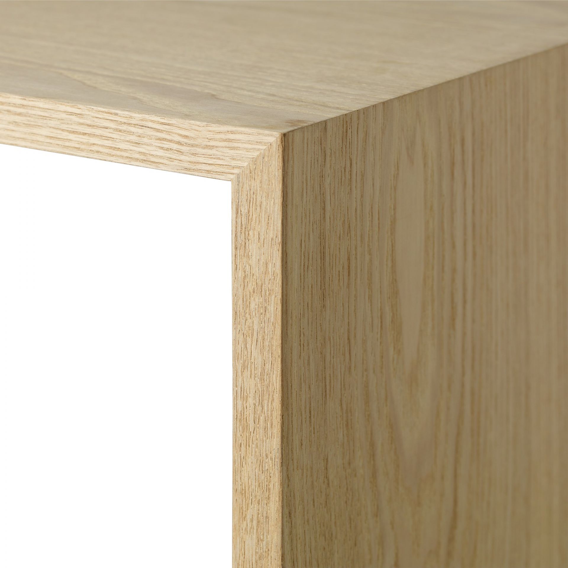 Detailaufnahme des Muuto Stacked Storage System 2.0 Regals, helle Holzstruktur, modernes modulares Regalsystem.