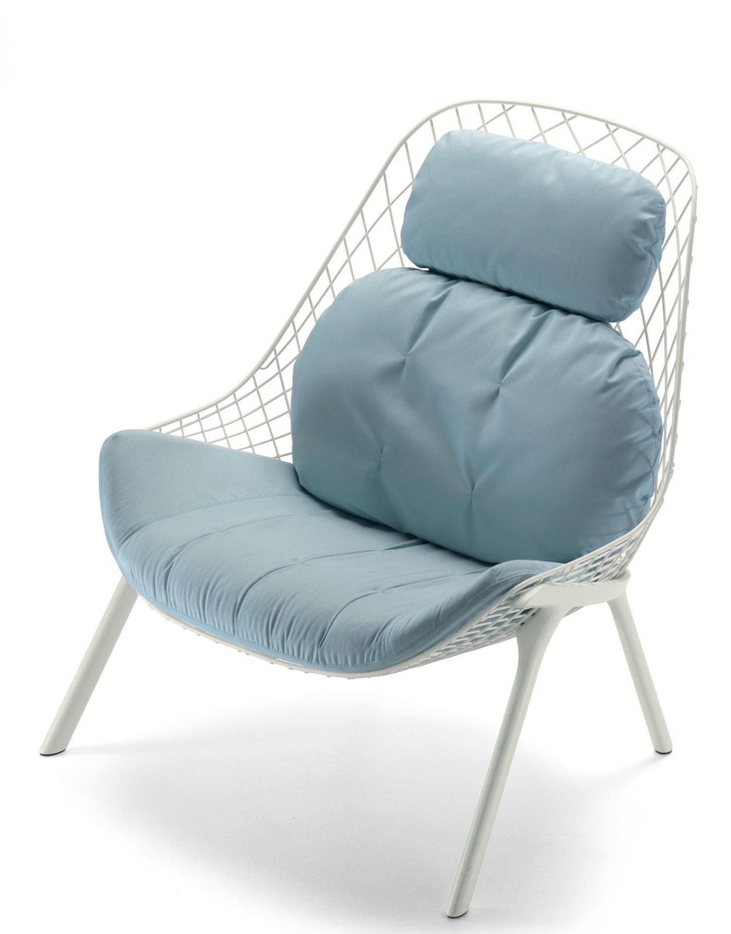 Gran Kobi Sessel Outdoor Alias: Weißes Drahtgestell mit hellblauen Kissen für Garten und Terrasse.