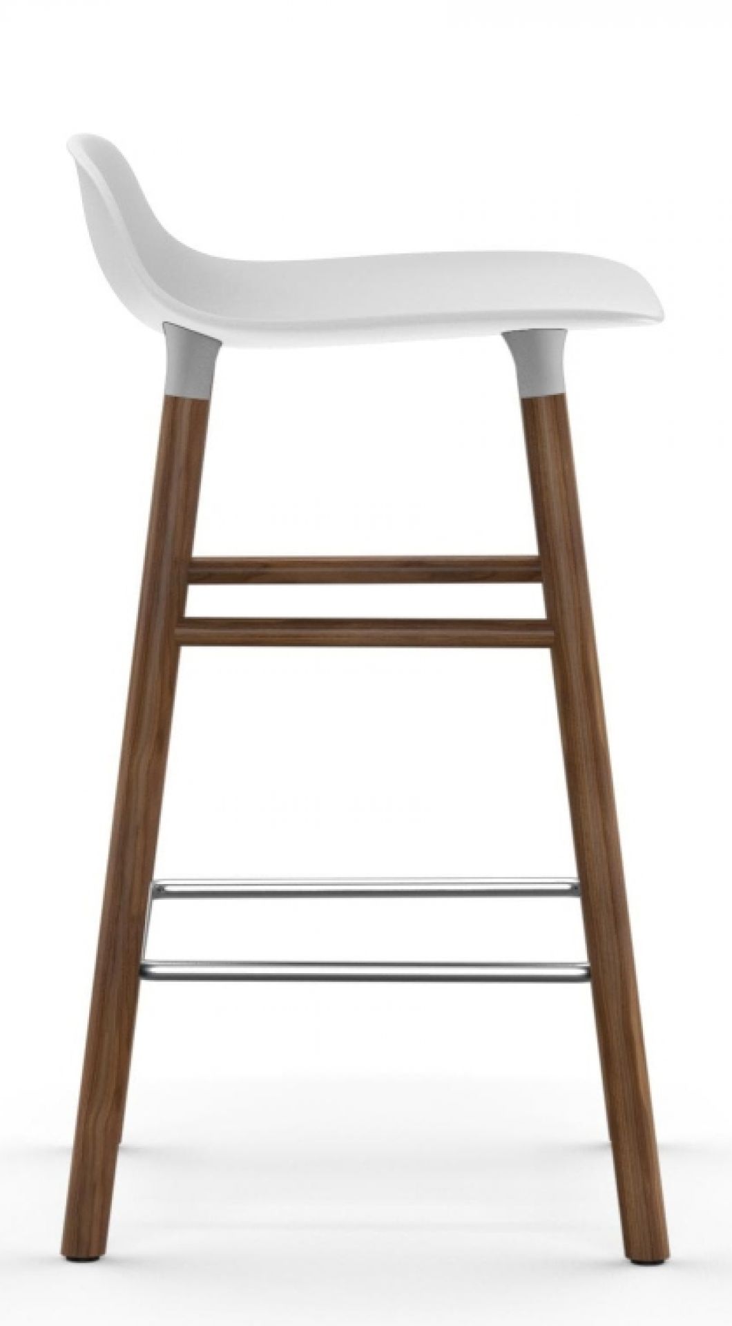 Form Barstool Barhocker von Normann Copenhagen, weiße Sitzfläche und Holzbeine, seitliche Ansicht.