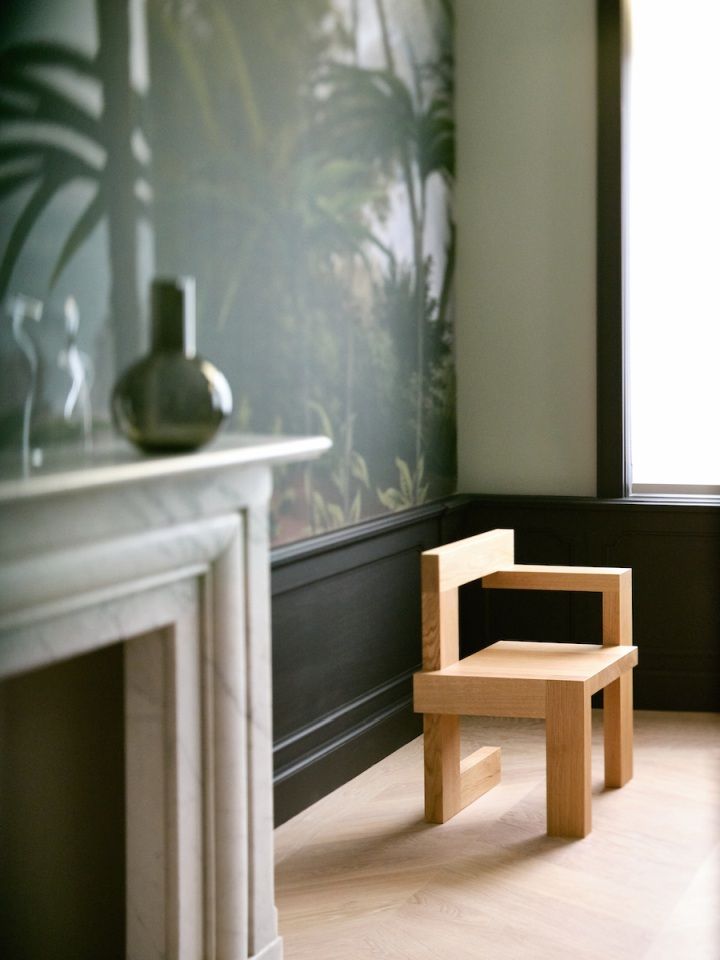 Steltman Stuhl aus Eiche massiv, naturfarben, im modernen Interieur mit Kamin und Fenster.