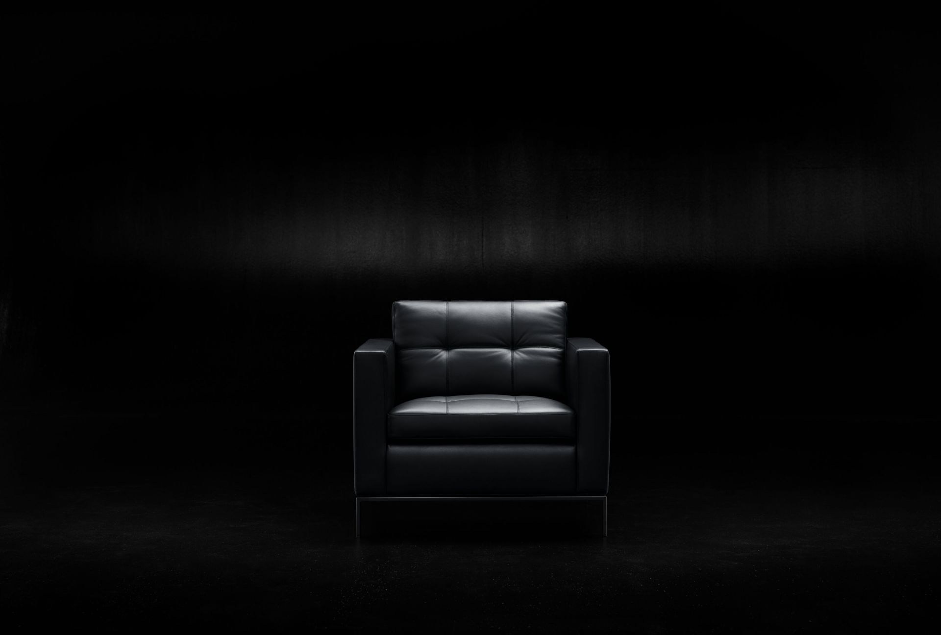 Schwarzer 502 Foster Sessel von Walter Knoll mit Lederbezug und minimalistischem Design vor dunklem Hintergrund.