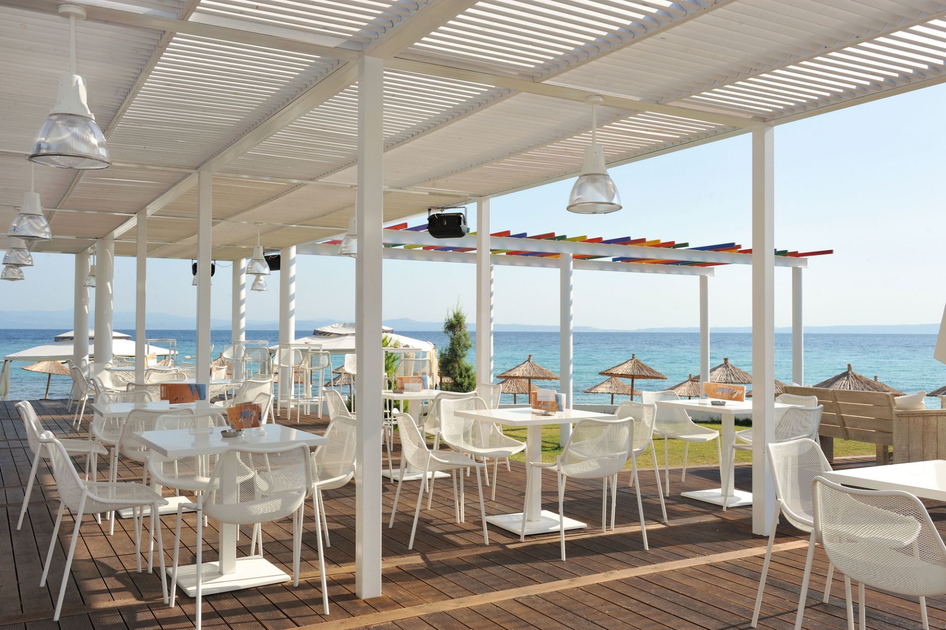Rechteckiger Emu Tisch, weiße Gartenmöbel für Terrasse oder Balkon, im Freien am Meer.