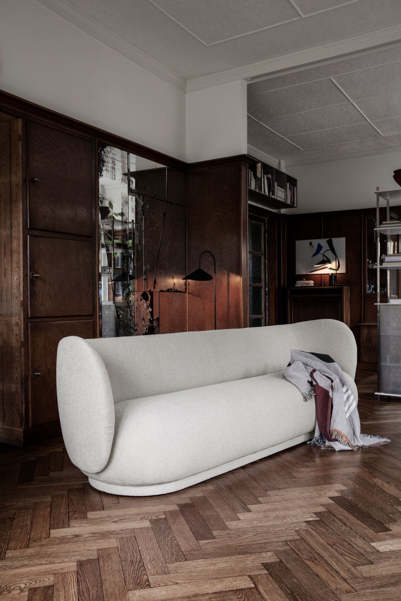 Beige Rico Sofa von Ferm Living, 4-Sitzer, mit Decke auf Parkettboden in stilvollem Interieur.