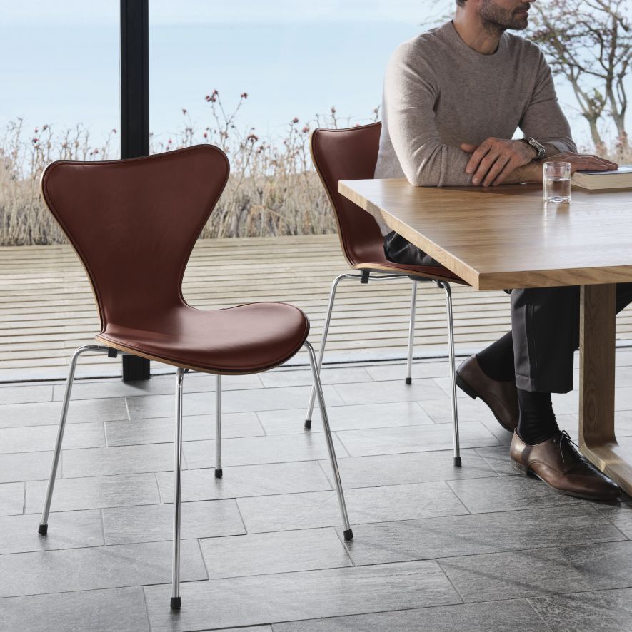 Brauner Siebener Stuhl von Fritz Hansen mit Chromgestell, Jubiläumsmodell, im modernen Interieur.