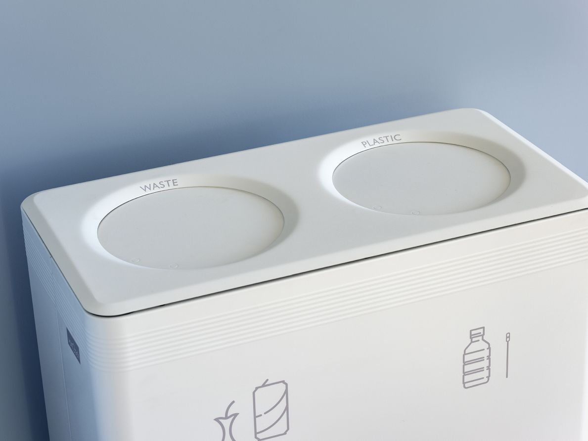 Weißes Ditch 2 Abfalltrennsystem Functionals mit zwei Fächern für Restmüll und Plastikmüll.
