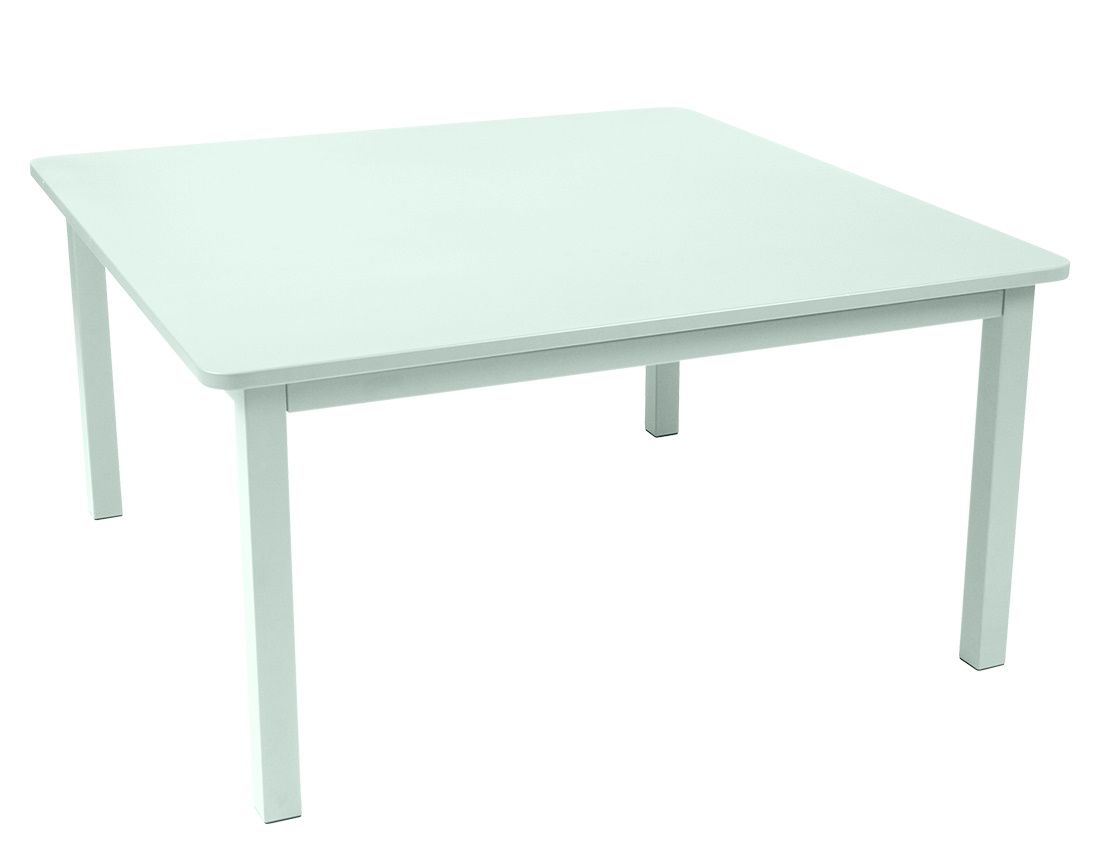 Heller, quadratischer Craft Tisch von Fermob für den Außenbereich, ideal für Garten und Terrasse.