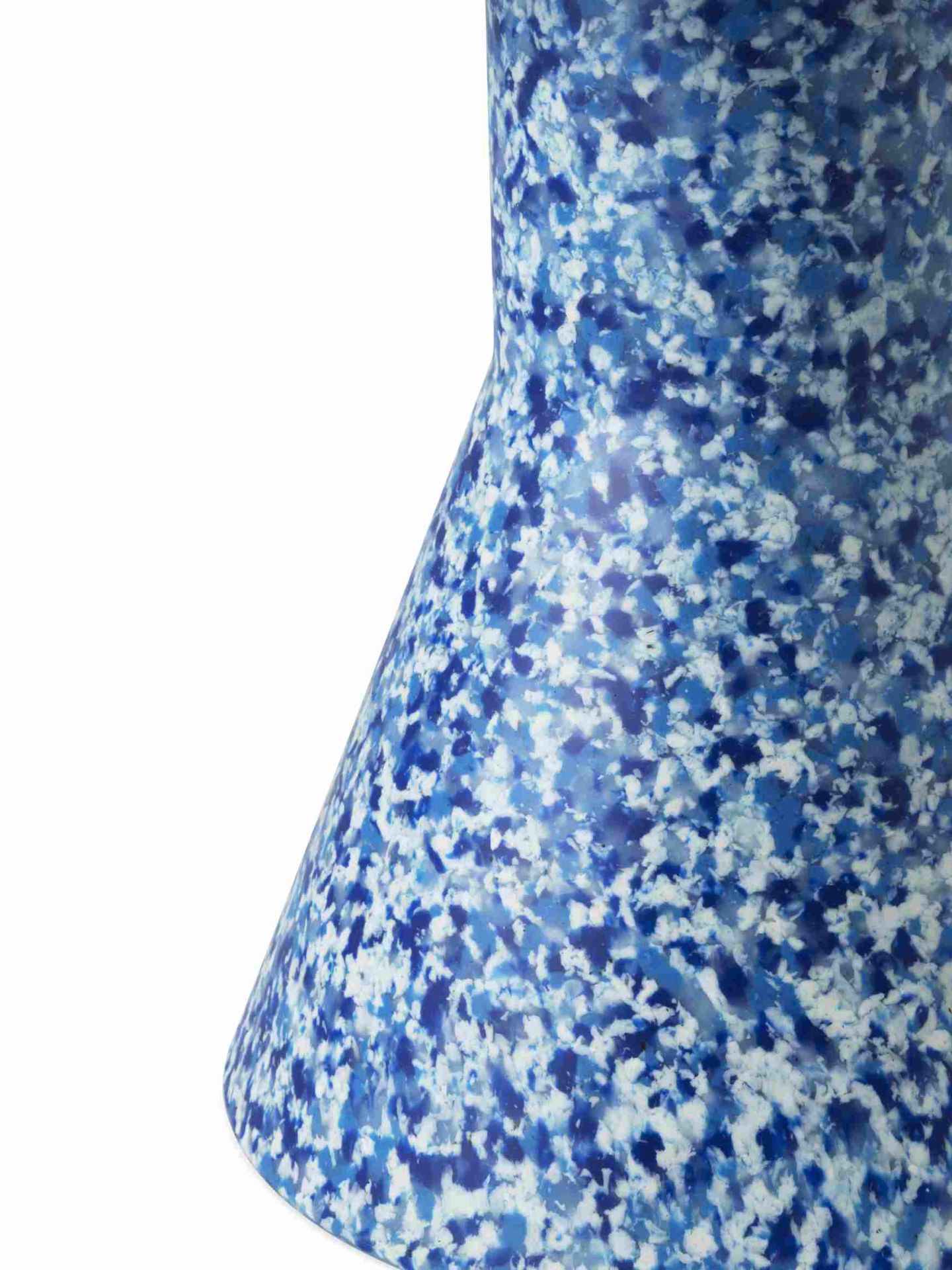Detailaufnahme des blauen Bit Stool Cone Hockers von Normann Copenhagen mit gesprenkeltem Muster.