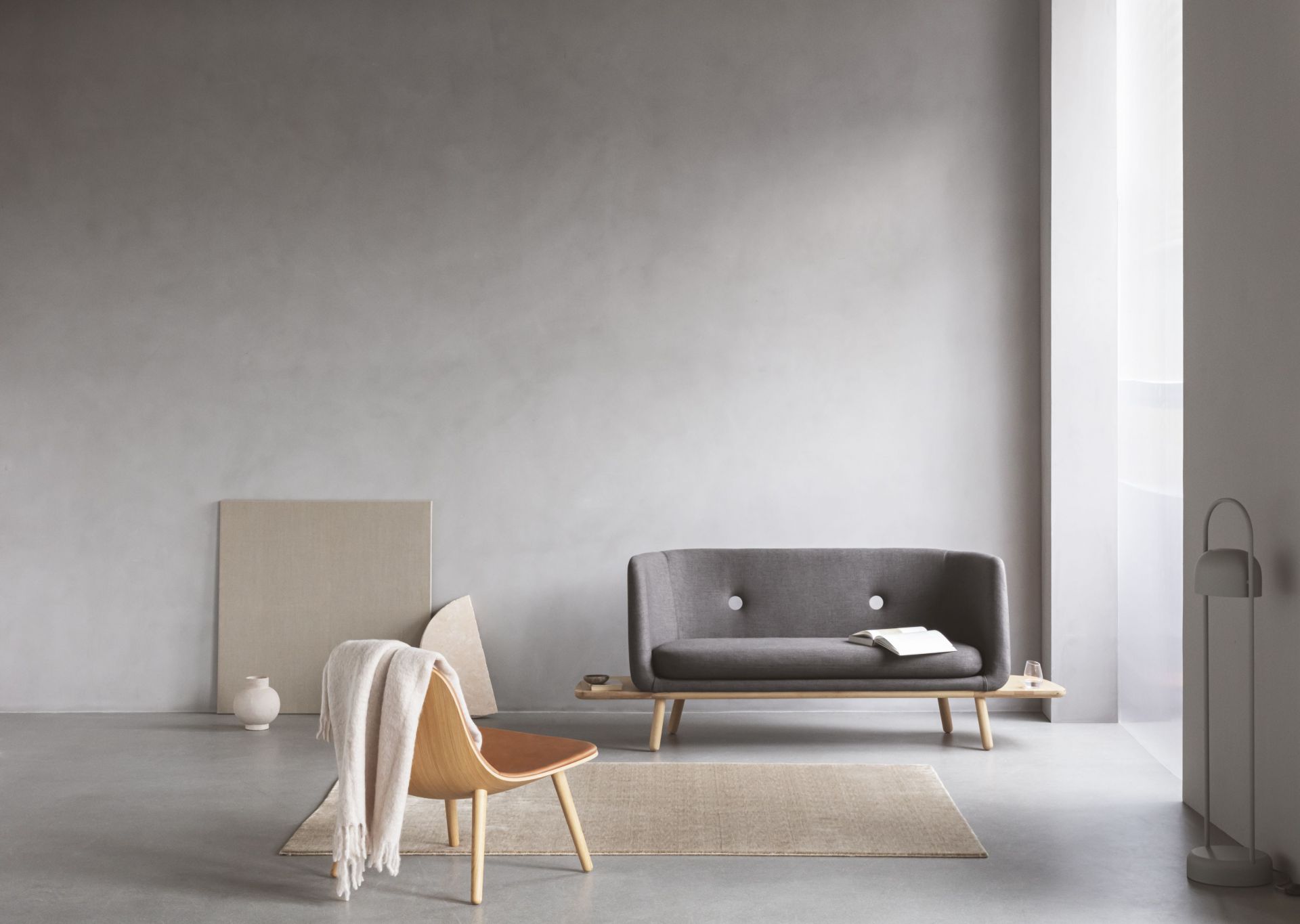 EVA SOLO ABALONE Lounge Stuhl aus Eiche mit Decke in modernem Wohnzimmer. Design Möbel.