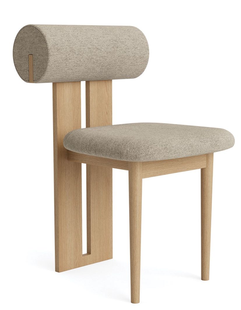 Hippo Stuhl von NORR11: Moderner Esszimmerstuhl aus Eichenholz mit gepolsterter Sitzfläche und Rückenlehne in Beige.