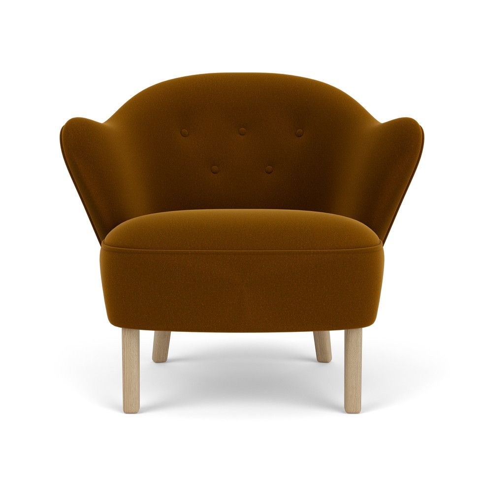 Audo Ingeborg Sessel in Braun mit Knopfdetails und hellen Holzfüßen, Frontansicht.