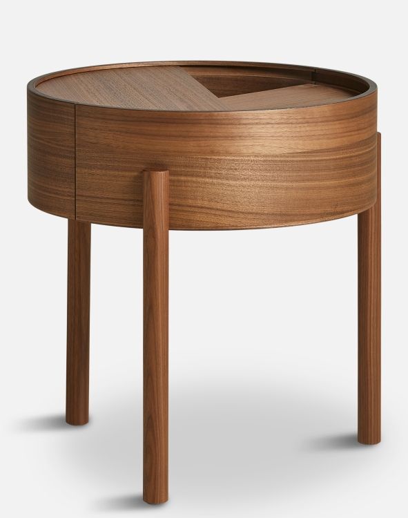 Arc Side Table von Woud, runder Beistelltisch aus Walnussholz mit integriertem Stauraum.