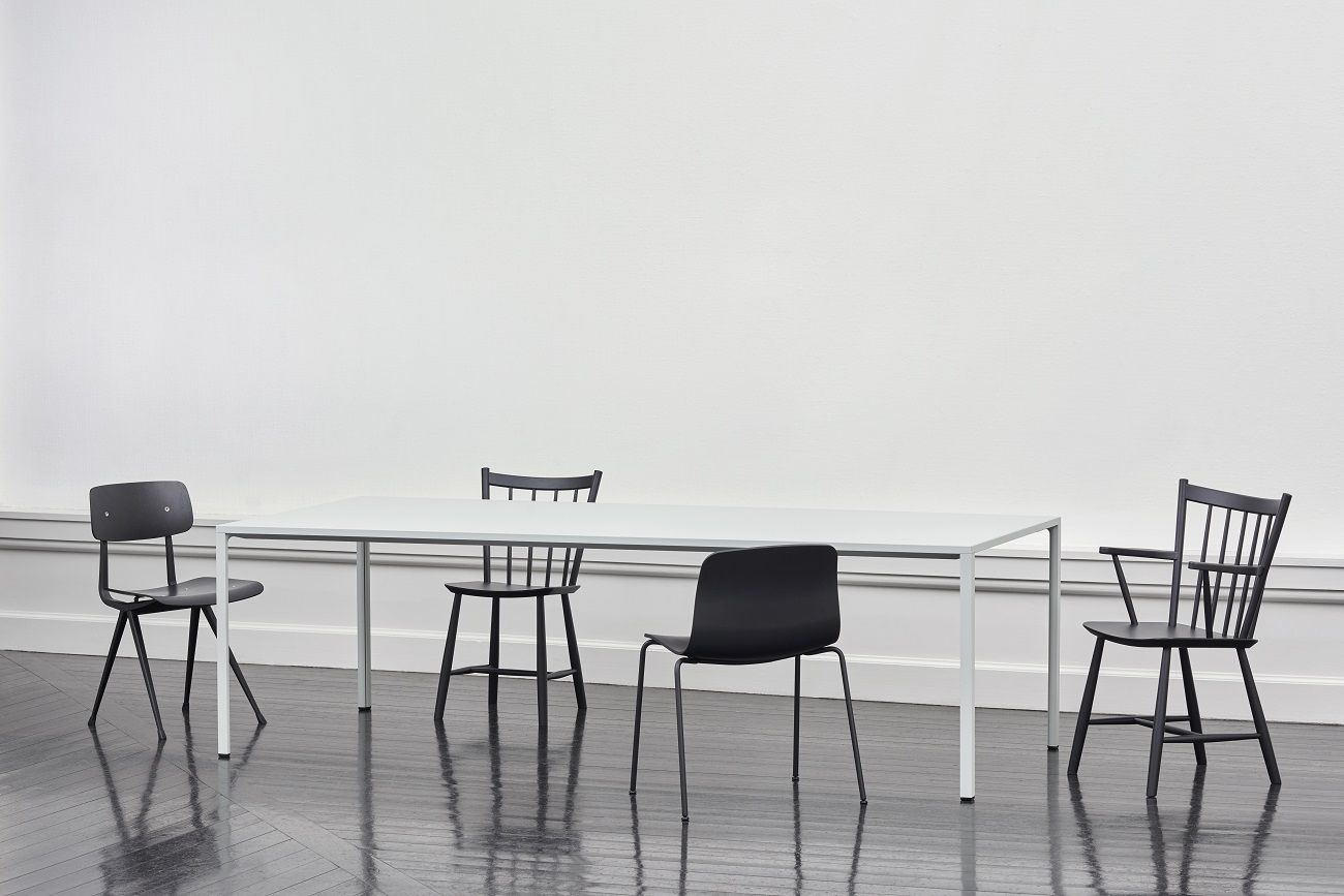 Hay J41 Stühle in Schwarz um einen weißen Esstisch, minimalistisches skandinavisches Design für Esszimmer.