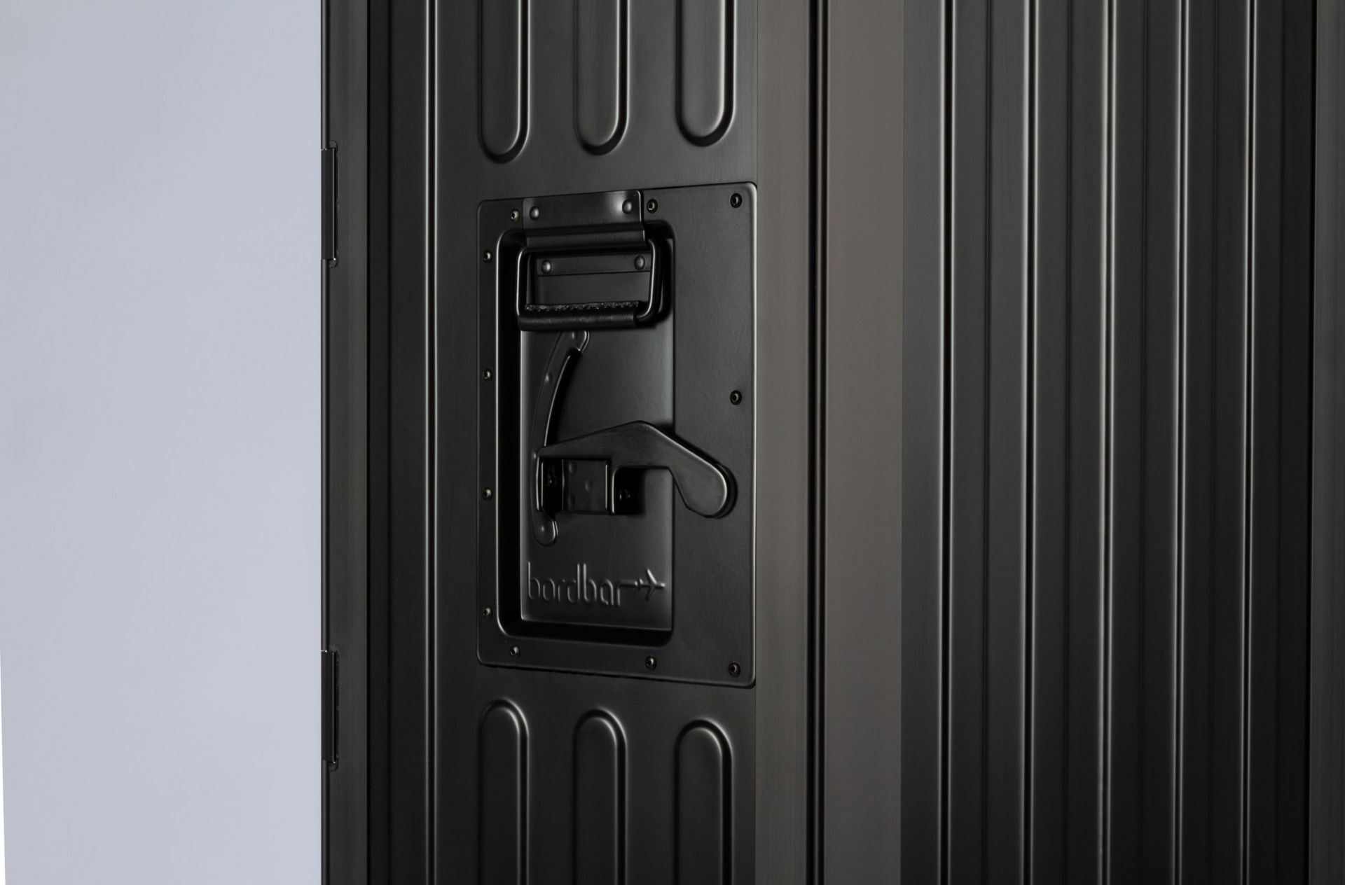 Detailaufnahme des Voyager Flugzeugtrolleys Neonblack mit Bordbar-Logo und Verschlussmechanismus.